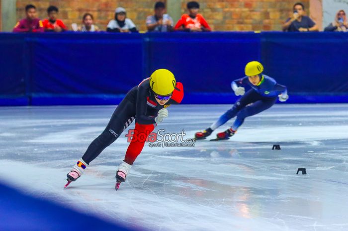 Suasana kompetisi ice skating bertajuk Ekshibisi PON XXI Ice Skating Short Track di AEON Jakarta Garden City, 19 Agustus 2024.