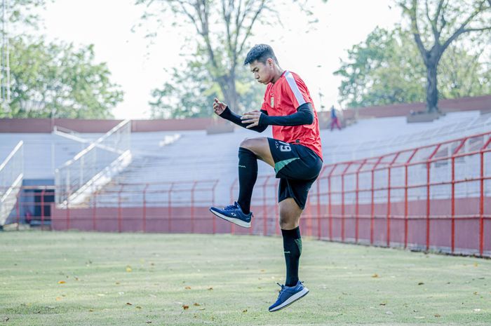 Pemain Persebaya Surabaya Malik Risaldi yang sempat absen dalam dua laga akhirnya bisa bergabung dalam latihan tim.