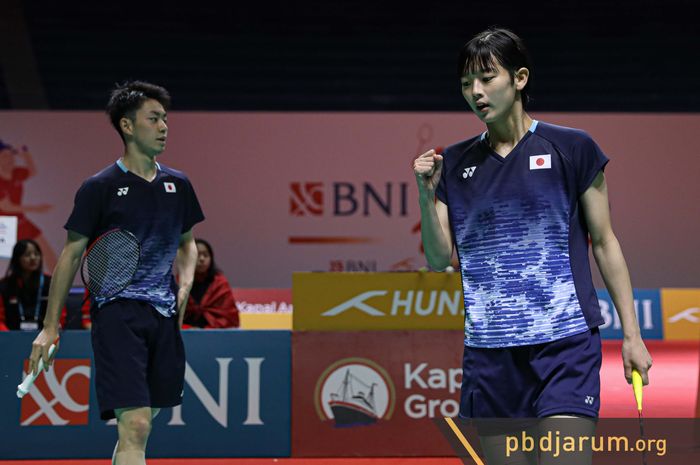 Pebulu tangkis tunggal putri Jepang, Maya Tamaguchi (kanan) saat berpasangan dengan Daigo Tanioka pada Kejuaraan Asia Junior 2023 yang digelar di Yogyakarta.