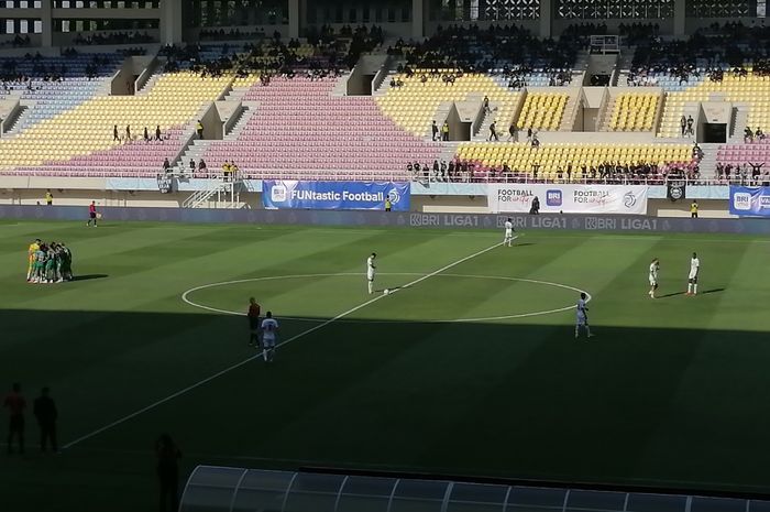 Suasana pertandingan PSS Sleman vs Persik Kediri di Stadion Manahan, Solo, Senin (19/8/2024) sore WIB