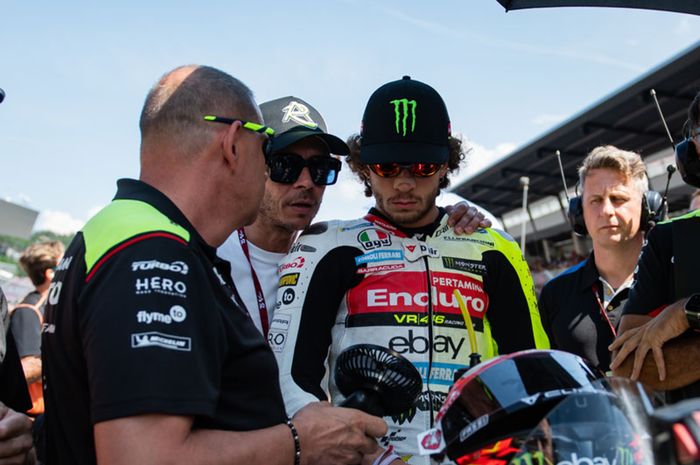 Valentino Rossi memberi nasehat kepada Marco Bezzecchi (Pertamina Enduro VR46) sesaat sebelum balapan utama MotoGP Austria 2024 di Red Bull Ring, Spielberg, Austria, Minggu (18/8/2024) dimulai.