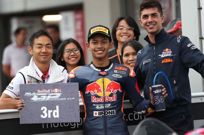 Veda Ega Pratama berpose di parc ferme setelah finis ketiga pada balapan kedua Red Bull Rookies Cup 2024 seri Spielberg di Red Bull Ring, Austria, 18 Agustus 2024.