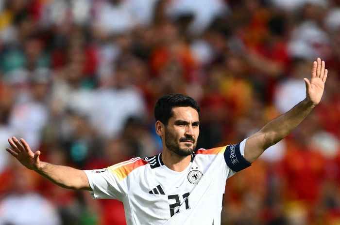 Ilkay Guendogan saat memimpin timnas Jerman menghadapi Spanyol di Euro 2024 (5/7/2024). Guendogan memutuskan pensiun dari kancah internasional pada Senin (19/8/2024).