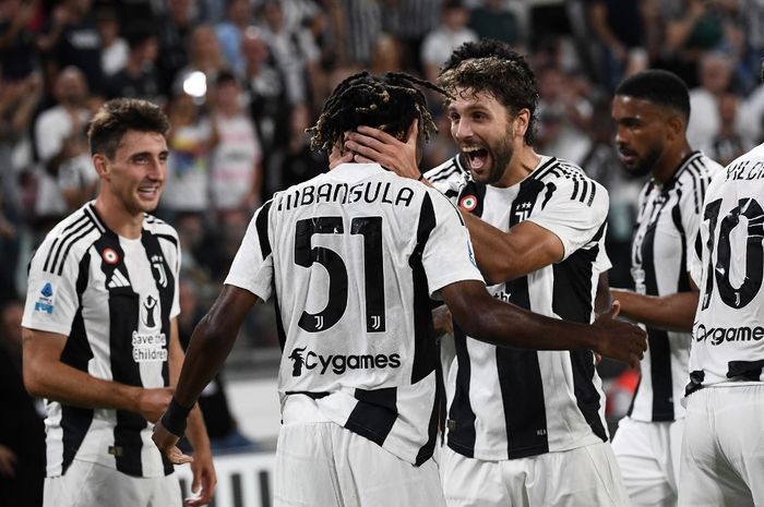 Para pemain Juventus merayakan gol Samuel Mbangula dalam debutnya untuk tim senior pada pertandingan Liga Italia melawan Como di Allianz Stadium Turin (19/8/2024).