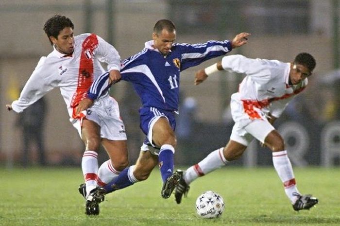 Wagner Lopes (tengah) dari Jepang berusaha merebut bola di antara pemain Peru Jose Pereda (kiri) dan Nolberto Solano (kanan) pada 29 Juni 1999 selama pertandingan Grup A di Asuncion, Paraguay. Pertandingan tersebut menandai dimulainya Copa America 1999.