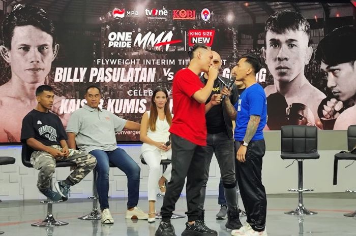 Sesi face-off antara Ferdian Paleka (kiri) dengan Kaisar Kumis menjelang celebrity fight di One Pride MMA 81, Sabtu (24/8/2024) di Senayan, Jakarta.