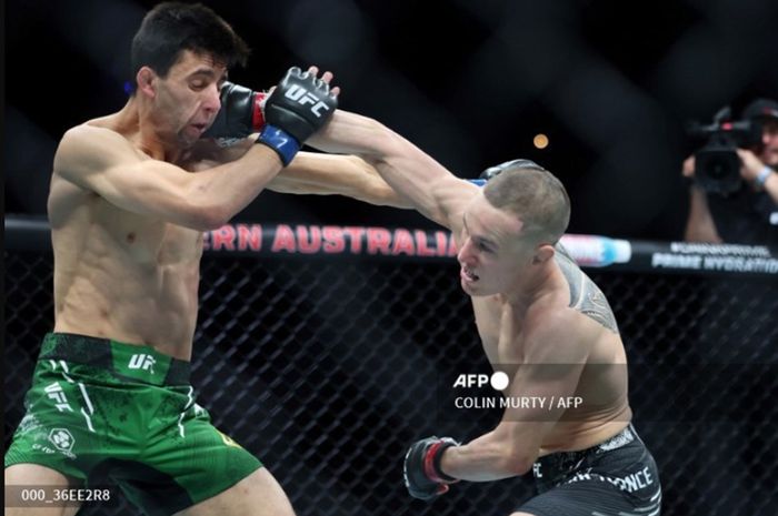 Kai Kara-France (kanan), jagoan yang pernah membuat petarung Indonesia kalah KO mengaku siap maju ke duel perebutan gelar usai menang di UFC 305.