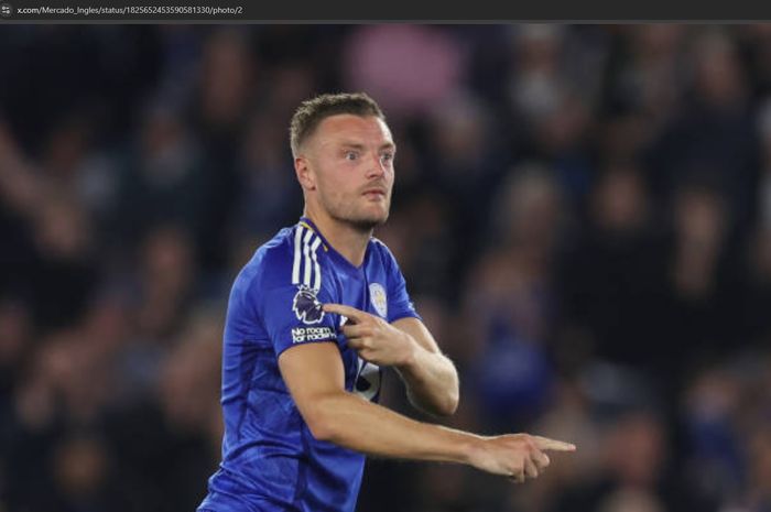 Penyerang Leicester City, Jamie Vardy, menunjukkan patch Premier League kepada para pendukung Tottenham Hotspur, di King Power Stadium, Selasa (20/8/2024) dini hari WIB.