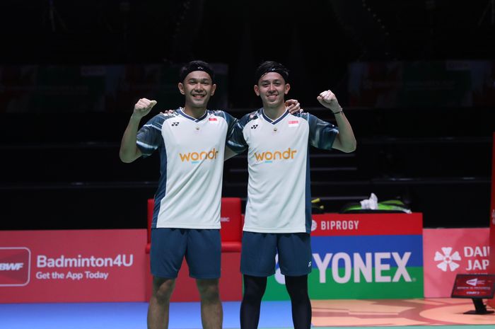 Pasangan ganda putra Indonesia, Fajar Alfian/Muhammad Rian Ardianto, berpose setelah memenangi laga babak pertama Japan Open 2024 di Yokohama Arena, Selasa (20/8/2024).