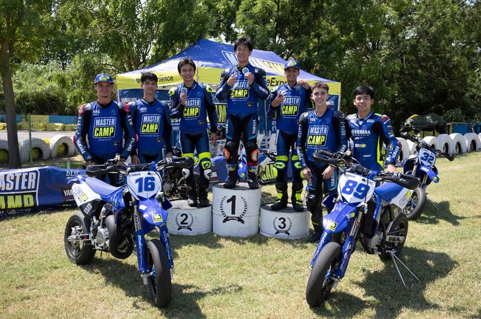 Pembalap Yamaha Indonesia, Wahyu Nugroho (ketiga dari kiri) saat sesi Latihan di Yamaha VR46 Master Camp di Italia, 7-12 Agustus.