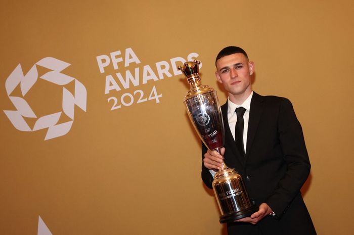 Winger Man City, Phil Foden, memenangi gelar Pemain Terbaik PFA usai tampil gemilang di Liga Inggris musim lalu dalam ajang penganugerahan di Manchester (20/8/2024).