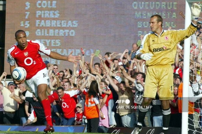Thierry Henry merayakan kemenangan 5-3 Arsenal atas Middlesbrough setelah sempat tertinggal 1-3 di Liga Inggris pada 22 Agustus 2004 di Highbury, London.