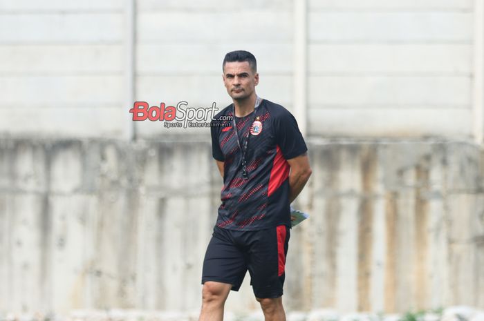 Pelatih Persija Jakarta, Carlos Pena, sedang memantau para pemainnya berlatih di Lapangan Nirwana Park, Sawangan, Jawa Barat, Rabu (21/8/2024) siang.