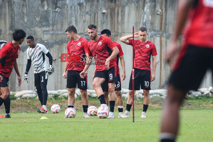 Striker asing Persija Jakarta, Marko Simic (tengah), sedang menangkap bola dalam sesi latihan di Lapangan Nirwana Park, Sawangan, Jawa Barat, Rabu (21/8/2024) siang.