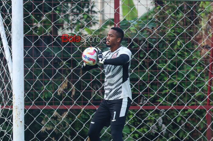 Kiper asing Persija Jakarta, Carlos Eduardo, sedang menangkap bola dalam sesi latihan di Lapangan Nirwana Park, Sawangan, Jawa Barat, Rabu (21/8/2024) siang.