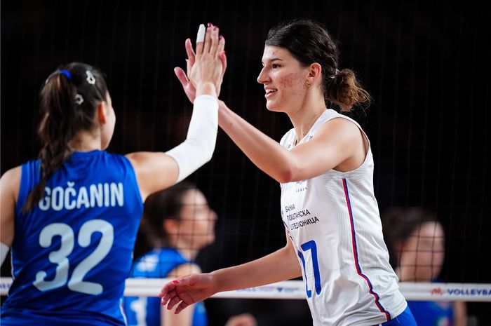 Opposite anyar Daejeon JungKwanJang Red Sparks asal Serbia, Vanja Bukilic tos dengan Bojana Gocanin saat tampil pada VNL 2024