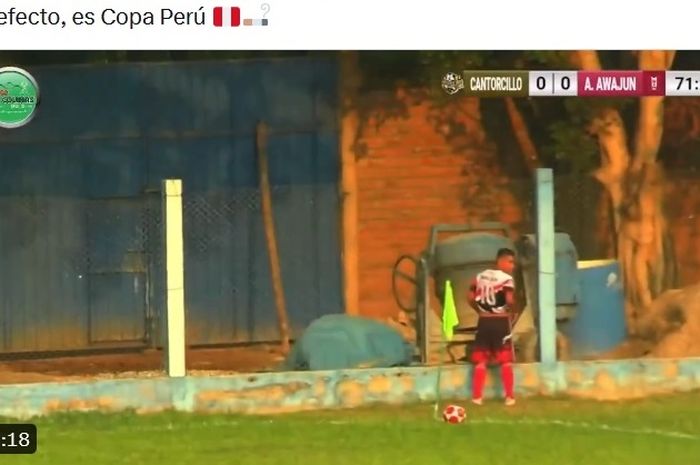 Aksi tak terpuji seorang pemain Peru yang buang air kecil di lapangan.