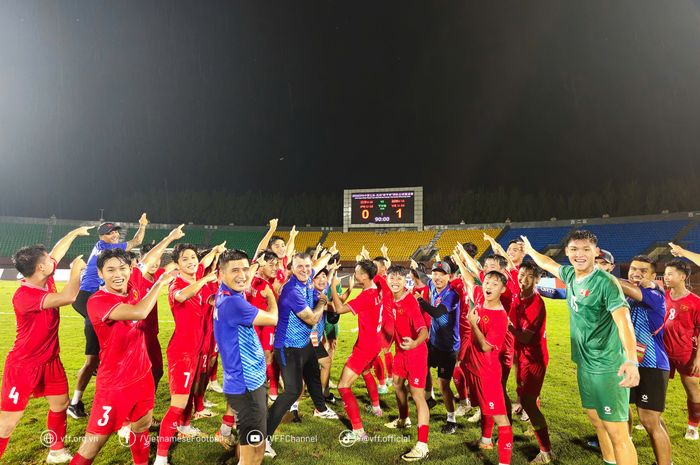 Timnas U-16 Vietnam merayakan kemenangan 1-0 atas Timnas U-16 Jepang.