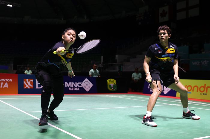 Pasangan ganda campuran Indonesia,  Adnan Maulana/Indah Cahya Sari Jamil, pada babak 32 besar Indonesia International Challenge 2024 di GOR Remaja Pekanbaru, Rabu (21/8/2024).