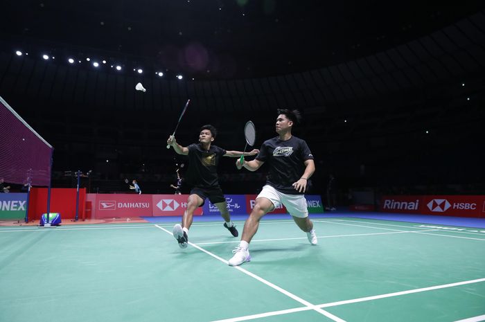 Pasangan ganda putra Indonesia, Muhammad Shohibul Fikri/Daniel Marthin, berlatih di Yokohama Arena menjelang Japan Open 2024, Senin (19/8/2024).