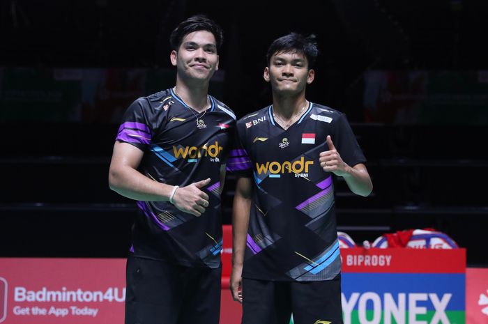 Pasangan ganda putra Indonesia, Muhammad Shohibul Fikri/Daniel Marthin, berpose setelah memenangi babak pertama Japan Open 2024 di Yokohama Arena, Rabu (21/8/2024).