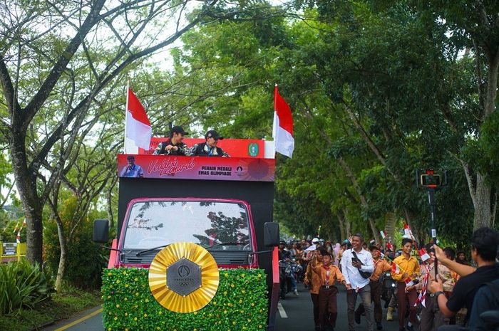 Setelah berhasil meraih medali emas di ajang Olimpiade Paris 2024, Veddriq kini pulang kampung ke tanah kelahirannya, Pontianak, Kalimantan Barat.