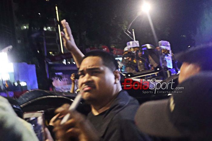 Menteri Pemuda dan Olahraga Republik Indonesia, Dito Ariotedjo, sempat terkena semprot water canon saat menghampiri dang mendengar aspirasi pendemo di kawasan Senayan, Jakarta, Kamis (22/8/2024) malam.