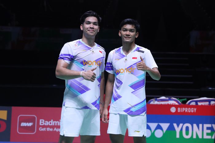 Muhammad Shohibul Fikri/Daniel Marthin berpose setelah memastikan kemenangan babak 16 besar Japan Open 2024 di Yokohama Arena, Kanagawa, Jepang, Kamis (22/8/2024).