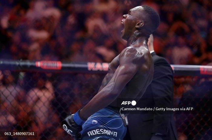 Mantan juara UFC, Israel Adesanya, melakukan selebrasi usai duel kontra Alex Pereira jilid 2 pada UFC 287, April, 2023