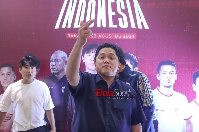 Ketua Umum PSSI, Erick Thohir, sedang memberikan keterangan kepada awak media di Plaza Mandiri, Senayan, Jakarta, Jumat (23/8/2024).