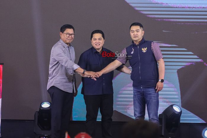 (Dari kiri ke kanan) Darmawan Junaidi selaku Direktur Utama Bank Mandiri, Erick Thohir sebagai Ketua Umum PSSI, dan Marshal Masita (Managing Director PT GSI) di Plaza Mandiri, Senayan, Jakarta, Jumat (23/8/2024).