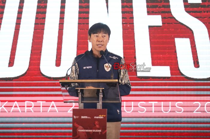 Pelatih timnas Indonesia, Shin Tae-yong, sedang memberikan keterangan kepada awak media di Plaza Mandiri, Senayan, Jakarta, Jumat (23/8/2024).