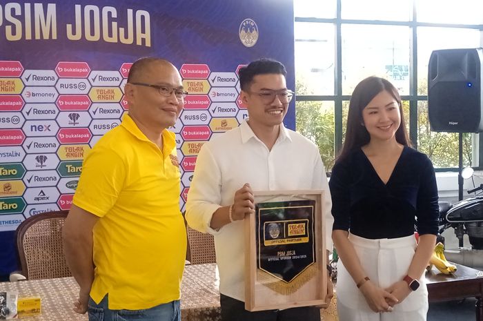 CEO PSIM Jogja Yuliana Tasno (kanan) dan Manager Sponsorship dan Komersial PSIM Yusuf Natanegara (tengah) dalam sesi foto bersama perwakilan Tolak Angin sebagai salah satu sponsor klub.