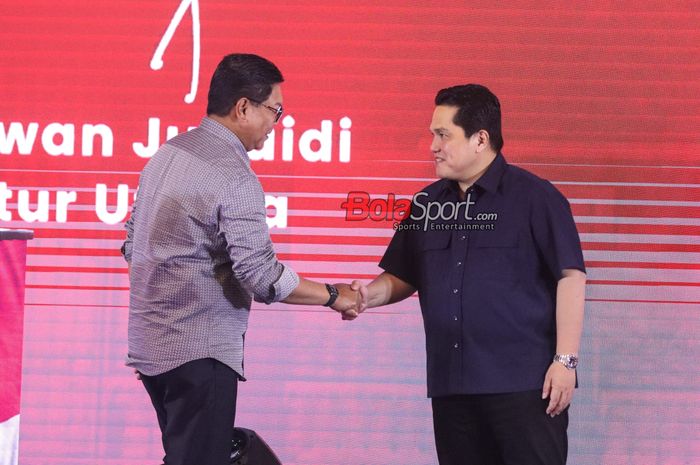 Ketua Umum PSSI, Erick Thohir (kanan), sedang bersalaman dengan Darmawan Junaidi selaku Direktur Utama Bank Mandiri di Plaza Mandiri, Senayan, Jakarta, Jumat (23/8/2024).