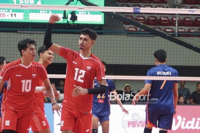 Middle blocker timnas voli Indonesia, Kristo Sina, merayakan poin yang dicetaknya saat melawan Filipina di leg kedua SEA V League 2024 di Yogyakarta, 23 Agustus 2024.