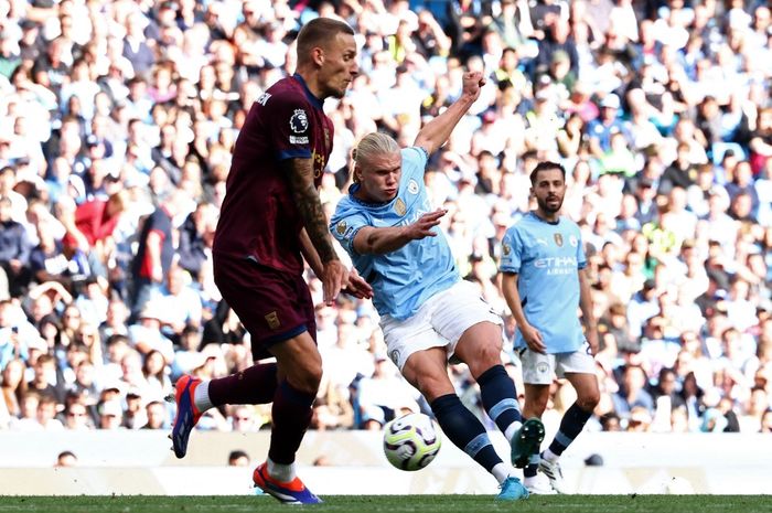 Momen Erling Haaland mencetak gol ke gawang Ipswich Town pada pekan kedua Liga Inggris 2024-2025 di Etihad Stadium.