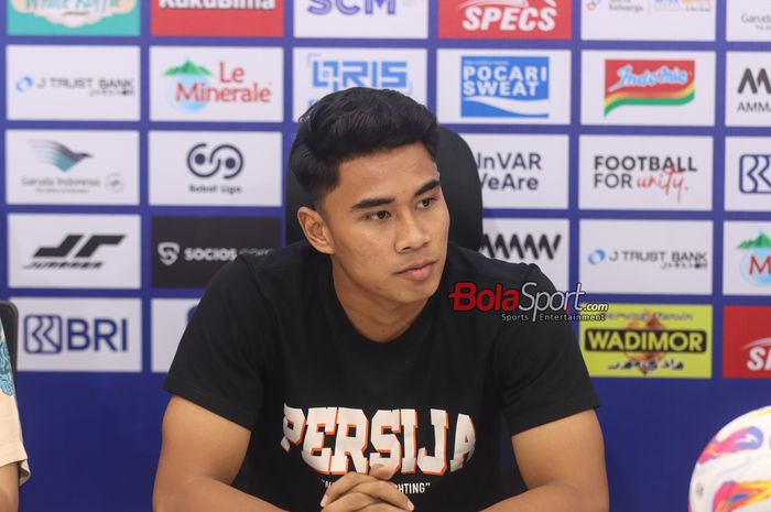 Pemain Persija Jakarta, Muhammad Ferarri, sedang memberikan keterangan kepada awak media di Jakarta International Stadium, Jakarta Utara, Sabtu (24/8/2024).