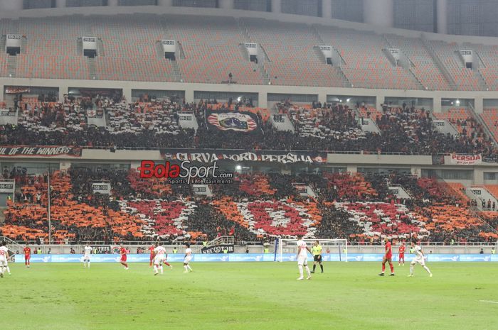 Suporter Persija Jakarta, The Jakmania, yang membuat pertunjukan koreo saat jamu Persis Solo pada pekan ketiga Liga 1 2024/2025, di Jakarta International Stadium (JIS), Jakarta, Sabtu (24/8/2024).