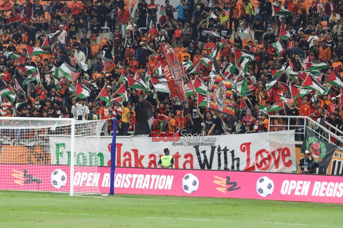 Suporter Persija Jakarta, The Jakmania, yang membuat pertunjukan koreo saat jamu Persis Solo pada pekan ketiga Liga 1 2024/2025, di Jakarta International Stadium (JIS), Jakarta, Sabtu (24/8/2024).