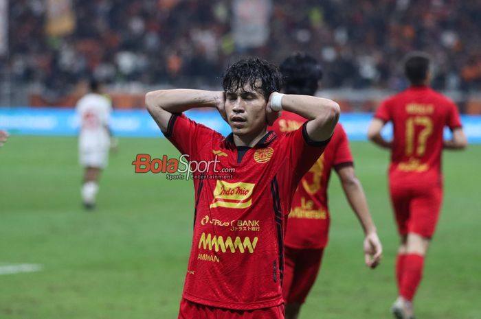 Pemain Persija Jakarta, Ryo Matsumura, saat melakukan seleberasi ke gawang Persis Solo di Jakarta International Stadium, Sabtu (24/8/2024).