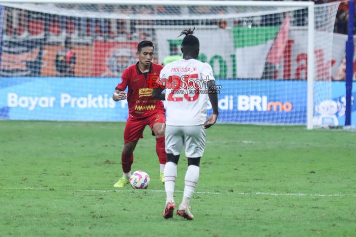 Rizky Ridho sedang menguasai bola dalam laga pekan ketiga Liga 1 2024 antara Persija Jakarta versus Persis Solo di Jakarta International Stadium, Jakarta Utara, Sabtu (24/8/2024) malam.