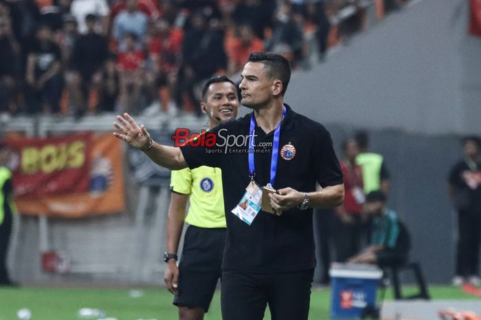 Pelatih Persija Jakarta, Carlos Pena, sedang memberikan intruksi kepada para pemainnya saat bertanding di Jakarta International Stadium, Jakarta Utara, Sabtu (24/8/2024) malam.