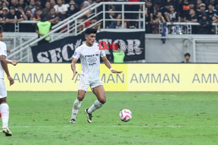 Ramadhan Sananta (kanan) sedang menguasai bola dalam laga pekan ketiga Liga 1 2024 antara Persija Jakarta versus Persis Solo di Jakarta International Stadium, Jakarta Utara, Sabtu (24/8/2024) malam.