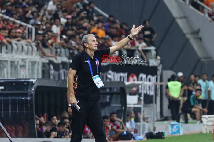 Pelatih Persis Solo, Milomir Seslija, sedang memberikan intruksi kepada para pemainnya saat bertanding di Jakarta International Stadium, Jakarta Utara, Sabtu (24/8/2024) malam.