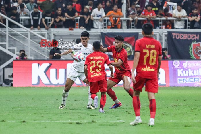 Ramadhan Sananta (kiri) sedang menguasai bola dalam laga pekan ketiga Liga 1 2024 antara Persija Jakarta versus Persis Solo di Jakarta International Stadium, Jakarta Utara, Sabtu (24/8/2024) malam.