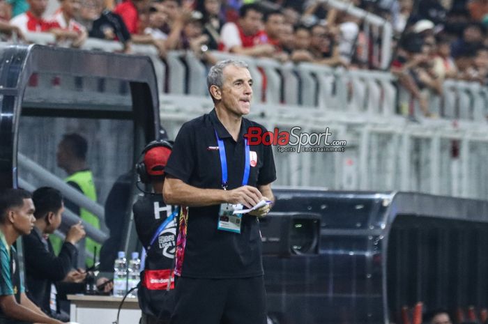 Pelatih Persis Solo Milomir Seslija saat memberi arahan ke pemain saat melawan Persija Jakarta pada pekan ketiga Liga 1 2024/2025, di Jakarta International Stadium (JIS), Sabtu (24/8/2024).