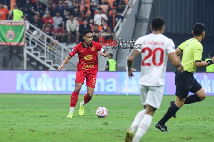 Rizky Ridho sedang menguasai bola dalam laga pekan ketiga Liga 1 2024 antara Persija Jakarta versus Persis Solo di Jakarta International Stadium, Jakarta Utara, Sabtu (24/8/2024) malam.