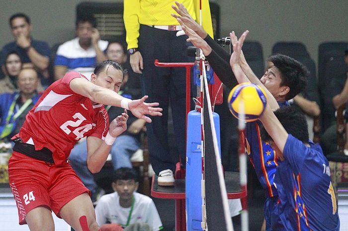 Opposite timnas voli Indonesia, Agil Angga, melakukan spike ke arah pertahanan Filipina dalam pertandingan leg kedua SEA V League 2024 di Yogyakarta, 23 Agustus 2024.