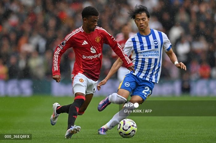 Winger Amad Dialo (Manchester United) berduel dengan Karou Mitoma (Brighton) dalam laga pekan kedua Liga Inggris, Sabtu (24/8/2024) malam WIB. 