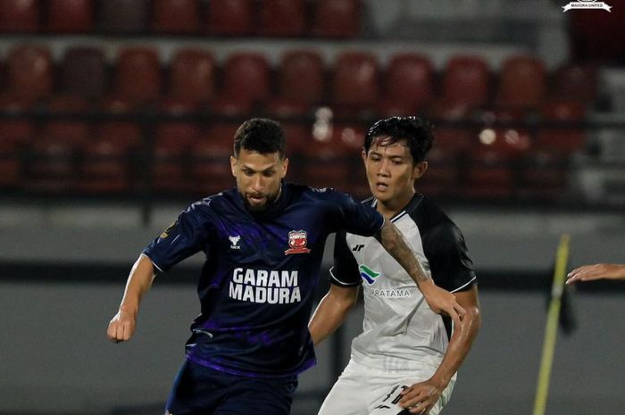 Aksi pemain Madura United, Iran Junior, di Liga 1 2024/2025.